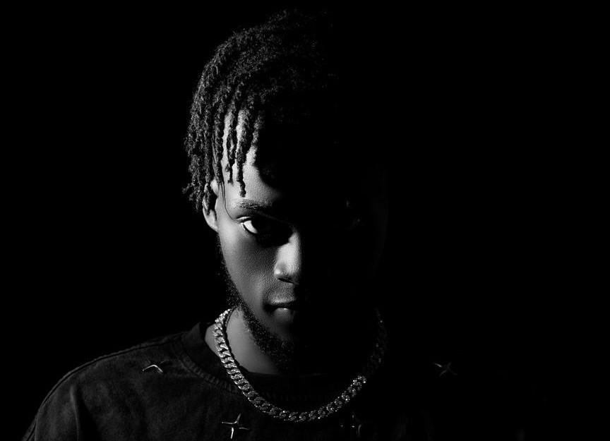 Darkly Boy fait son retour avec « Kole », un morceau intimiste après un an de silence. Darkly Boy fait son retour avec « Kole », un morceau intimiste après un an de silence.