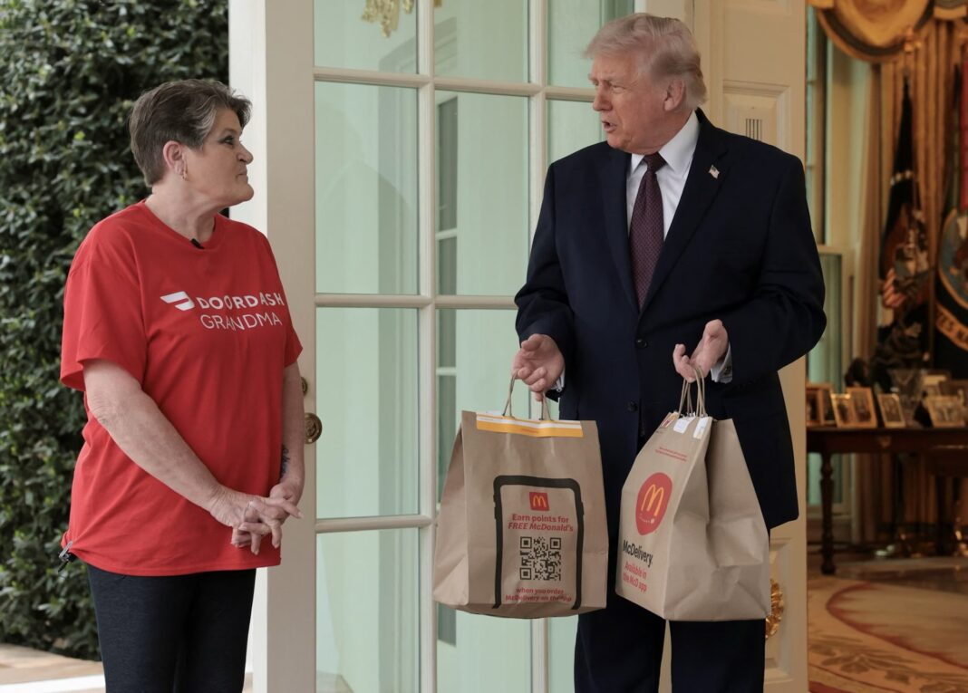 Le président Donald Trump s’est fait livrer des repas McDonald’s directement à la Maison Blanche. Le président Donald Trump s’est fait livrer des repas McDonald’s directement à la Maison Blanche.